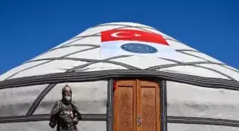Temsili savaş kıyafetiyle şehirleri dolaşan '71'lik delikanlı', Ahlat'ta gençlerin ilgi odağı oldu