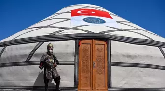 Temsili savaş kıyafetiyle şehirleri dolaşan '71'lik delikanlı', Ahlat'ta gençlerin ilgi odağı oldu