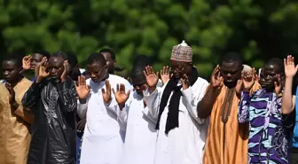 Togo'da Müslümanlar Kurban Bayramı Namazını Okul Bahçesinde Kıldı