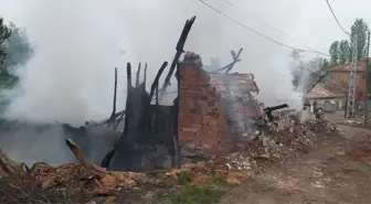 Tokat Zile'de Yangın: İki Katlı Ev Kullanılamaz Hale Geldi
