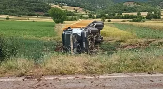 Tokat'ın Almus ilçesinde devrilen kamyonun sürücüsü hayatını kaybetti