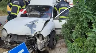Tokat'ta Ağaca Çarpan Hafif Ticari Araçta 4 Kişi Yaralandı