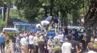 Ölen Yakınları İçin Alınan Karpuzlar Ücretsiz Dağıtıldı