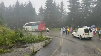 Çaykara'da Tur Otobüsü Elektrik Direğine Çarptı: 2 Yaralı