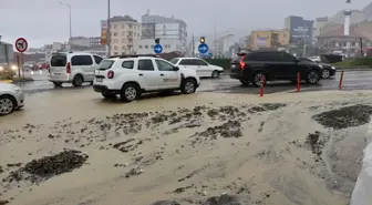 Trabzon'da Sağanak Yağış Trafiği Olumsuz Etkiledi