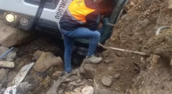 Trabzon'da Şarampole Devrilen Kamyonun Sürücüsü Yaralandı