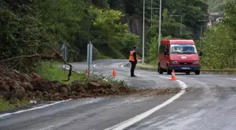 Akçaabat'ta Toprak Kayması Nedeniyle Ulaşım Tek Şeritten Sağlanıyor