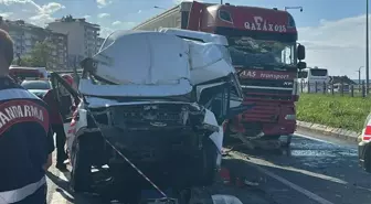 Trabzon'da Tır, Kamyon ve Minibüsün Karıştığı Kazada 14 Kişi Yaralandı