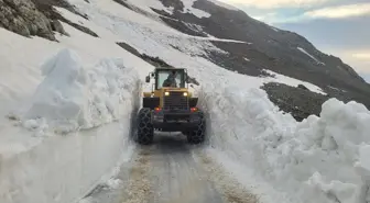 Çaykara'da Yayla Yollarında Kar Temizleme Çalışmaları