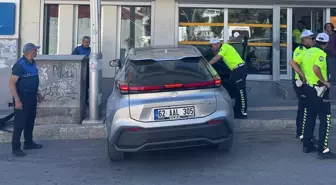 Tunceli'de Banka Önünde Güvenlik Görevlisine Otomobil Çarptı