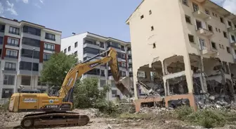 Tunceli'de Depreme Dayanıksız Evlerin Yıkımına Devam Ediliyor