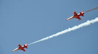 Türk Yıldızları Akşehir'de Gösteri Uçuşu Gerçekleştirdi