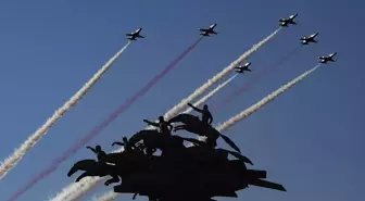 İzmir'in Kurtuluşu Kutlandı: Türk Yıldızları ve SOLOTÜRK'ün Hava Gösterisi