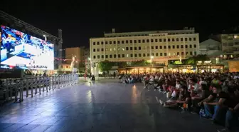 A Milli Takımın FINALE Dev Ekrandan Destek