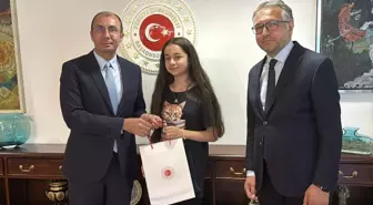 Berlin'de Okuma Yarışmasını Kazanan Türk Kızı Ayla Uluçam Başkonsolos'u Ziyaret Etti
