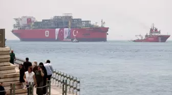 Osman Gazi Yüzer Doğalgaz Üretim Platformu İstanbul Boğazı'ndan Geçiş Yaptı