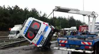 Tuzla'da Hasta Nakil Ambulansı Kaza Yaptı: 3 Yaralı