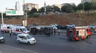 Ümraniye TEM Otoyolu'nda Servis Aracı Devrildi