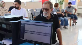 73 Yaşındaki Emekli Memur, Üniversite Hayalini Gerçekleştirdi