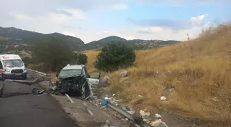 Uşak'ta Hafif Ticari Araç Bariyerlere Çarptı: 4 Yaralı
