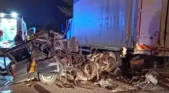 Uşak'ta Park Halindeki Kamyona Çarpan Otomobilin Sürücüsü Hayatını Kaybetti