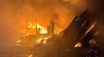 Uşak'ta Tekstil Fabrikası ve Deposunda Yangın