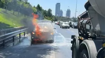 Üsküdar'da bir otomobil yandı