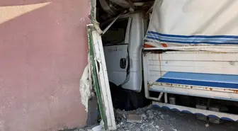 Üsküdar'da Yokuş Aşağı İnen Kamyonet İş yerine Çarptı