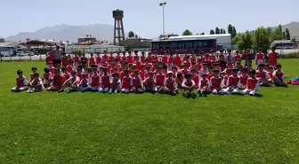 Van'da Yaz Futbol Okulu ile 400 Çocuk Spor Yapıyor