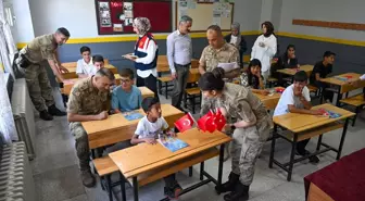 Van'da jandarma timleri 64 bin 124 öğrencinin gönlüne dokundu