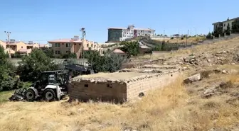 Van'da Ahır ve Metruk Yapıların Yıkımına Devam Ediliyor