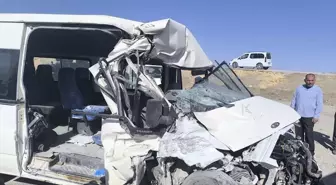 Van'da Minibüs ile Kamyon Çarpıştı: 1 Yaralı