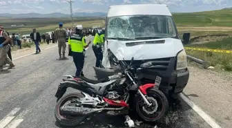 Van'da Motosiklet-Minibüs Çarpışması: 2 Ölü