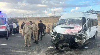 Erciş'te Öğrenci Servisi ile Tır Çarpıştı: 14 Yaralı