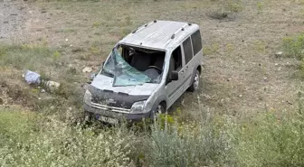 Van'da Takla Atan Kamyonetin Sürücüsü Yaralandı