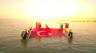 Dalış Okulu Sporcuları Van Gölü'nde Türk Bayrağı Açtı