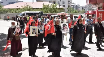 Vanlı aileler DEM Parti binası önündeki 'evlat nöbeti'ni sürdürdü