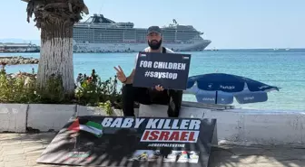 Aktivist Veysel Karahan'dan Kuşadası'nda İsrail'e Dikkat Çeken Eylem