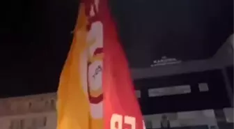 Fenerbahçe Taraftarları Galatasaray Bayraklarına Saldırdı