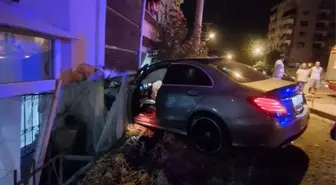 Yalova'da Kontrolden Çıkan Otomobil Binaya Çarptı