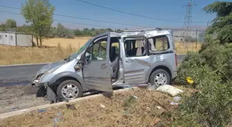 Isparta'da Refüje Çarpan Hafif Ticari Araçta İki Yaralı