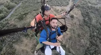 Yamaç Paraşütüyle Klarnet Çaldı