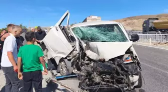 Yozgat'ta İki Otomobil Çarpıştı: 5 Yaralı