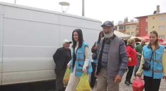 Üniversite Öğrencileri Yaşlılara Pazarda Destek Oldu
