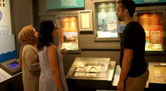 Zeki Müren'in Gözlüğü ve Şarkı Sözleri Antalya'da Sergileniyor