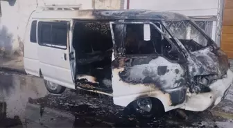 Tokat Zile'de Park Halindeki Minibüste Yangın Çıktı