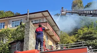 Zonguldak'ta 3 katlı binanın çatı katında çıkan yangın söndürüldü
