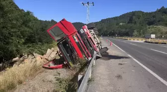 Zonguldak'ta Devrilen Tomruk Yüklü Tırın Sürücüsü Kurtuldu