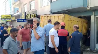 Freni Boşalan Kamyon, Park Halindeki Araçlara Çarptı ve İş Yerine Girdi