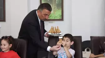 Zonguldak Valisi, Anaokulu Öğrencilerine Dondurma İkram Etti